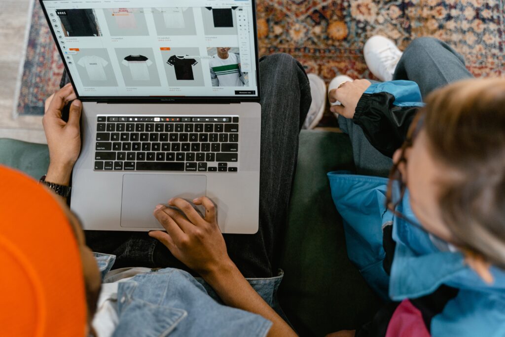 Personas revisando el catálogo de un ecommerce de ropa.