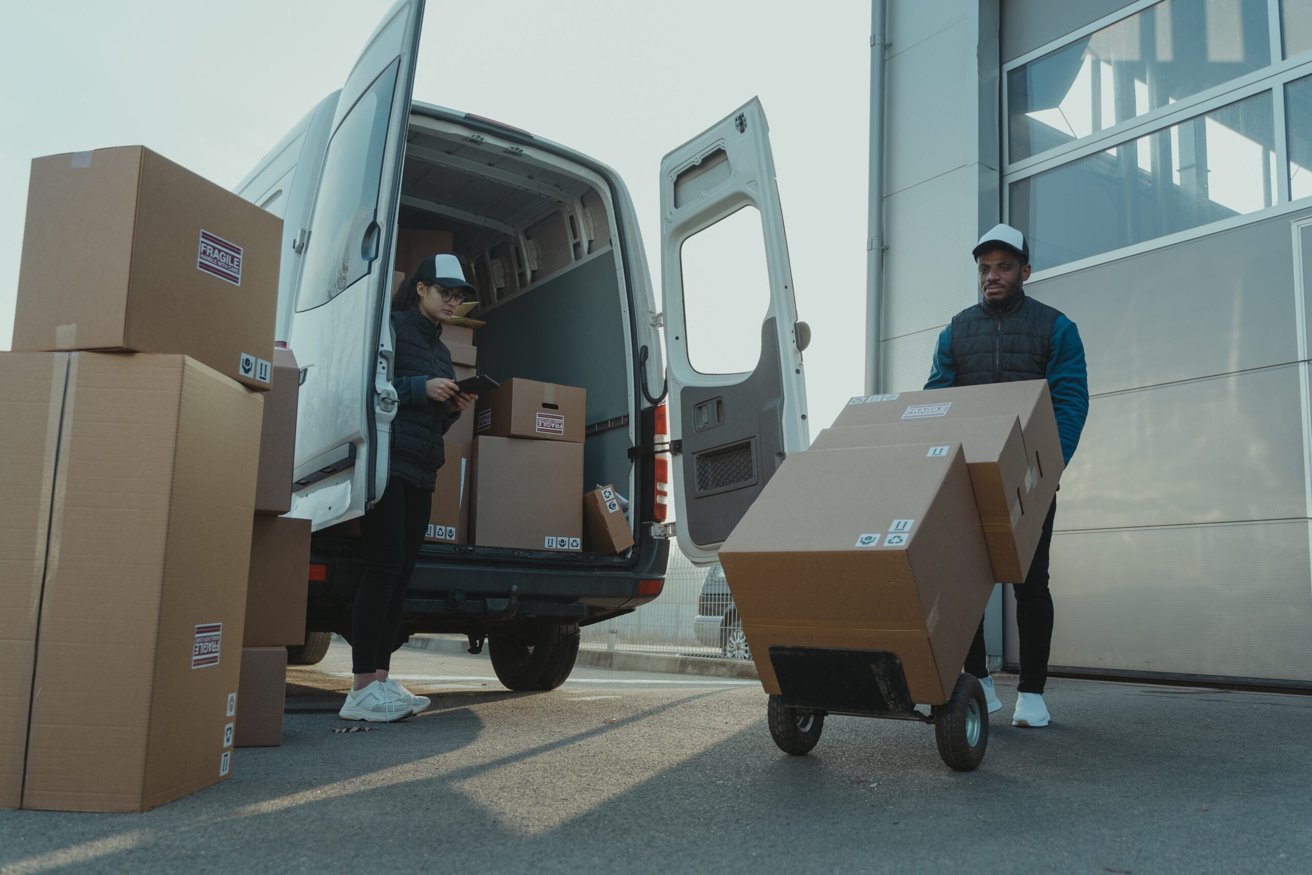 transportistas de empresa de envío cargando cajas para enviar en una furgoneta